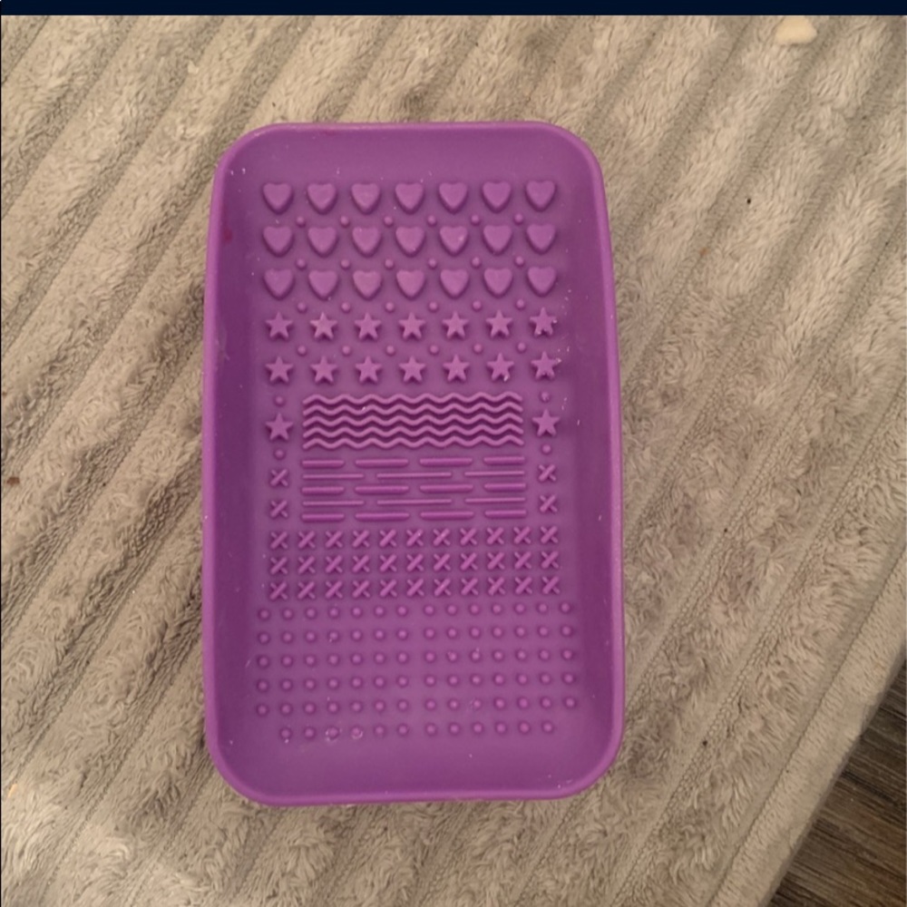Makeup brush cleaner